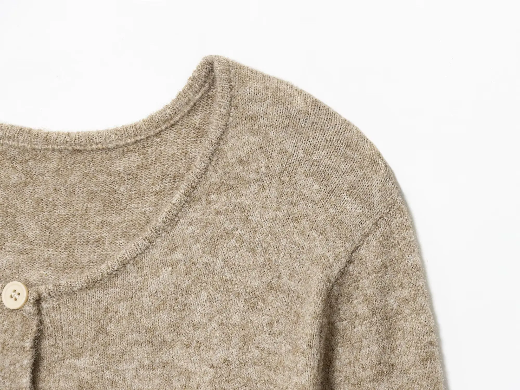 เสื้อโค้ทผู้หญิงคอลเลคชั่นใหม่ ฤดูใบไม้ร่วง/ฤดูหนาว 2025 สีกากี แขนยาว แต่งเชือกผูก ดีไซน์ถักแบบคาร์ดิแกน ทรงหลวม สไตล์ลำลอง เรียบง่าย