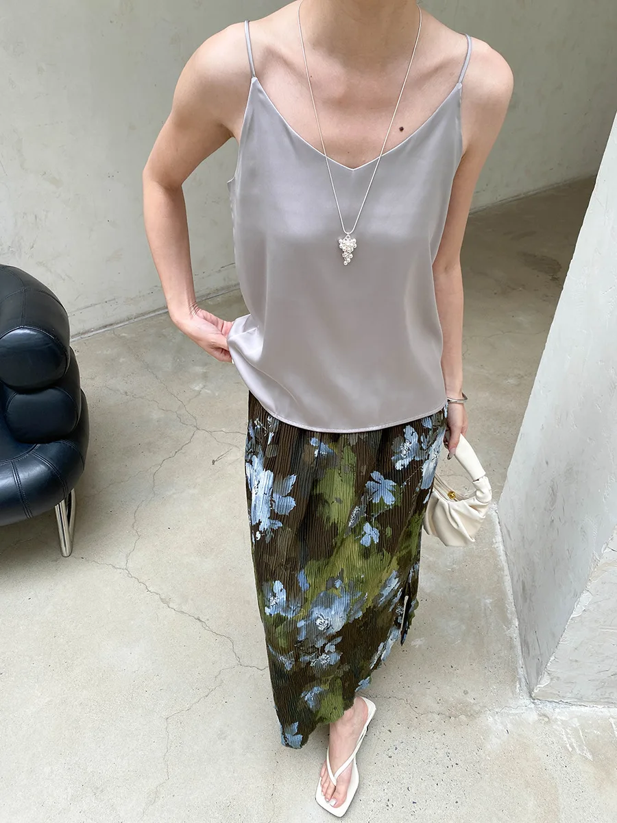Sommerliches Damen-Casual-Top in Uni-Farbe, V-Ausschnitt, Satin-Camisole, sowohl für drinnen als auch draußen tragbar. – Detail 18
