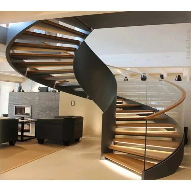 

Изогнутая лестница для экономии пространства в квартире с перилами, ступеньками и декоративными элементами для интерьера