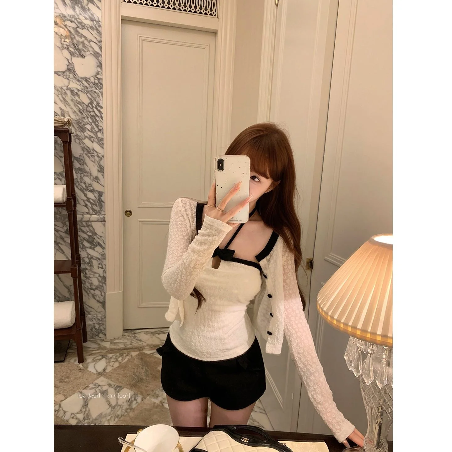 

Новинка 2025: Комплект из двух предметов в корейском стиле: кружевной топ-халтер с вышивкой и укороченный базовый топ для женщин. Модный осенний жилет.