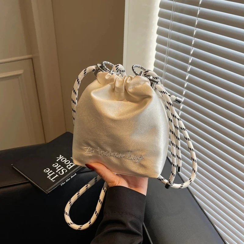 

Модная сумка-ведро на шнурке Advanced Sense 2026, горячая распродажа, нишевая дизайнерская сумка через плечо, лаконичные новые сумки на плечо большой вместительности