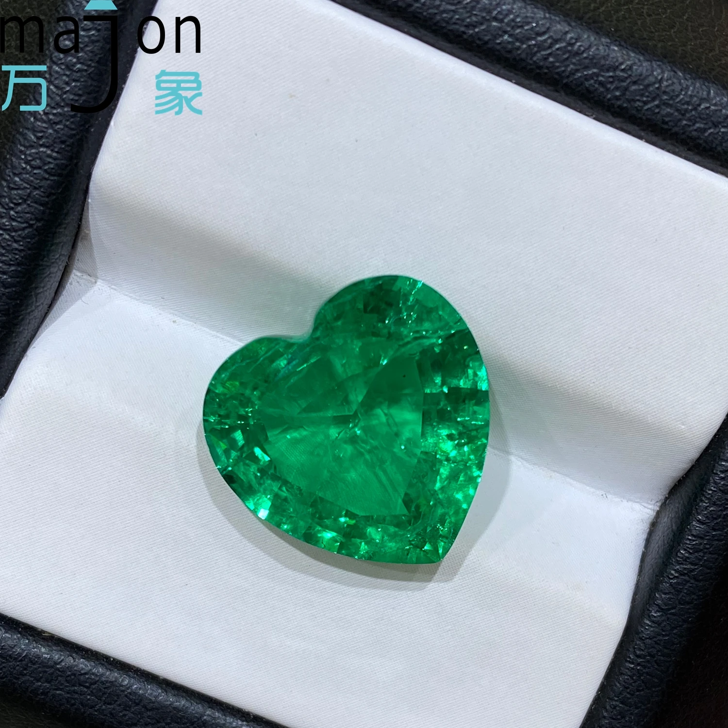 

Высококачественный ручной режущий лабораторный изумрудный камень в форме колумбийского сердца с сертификатом AGL для изготовления ювелирных изделий