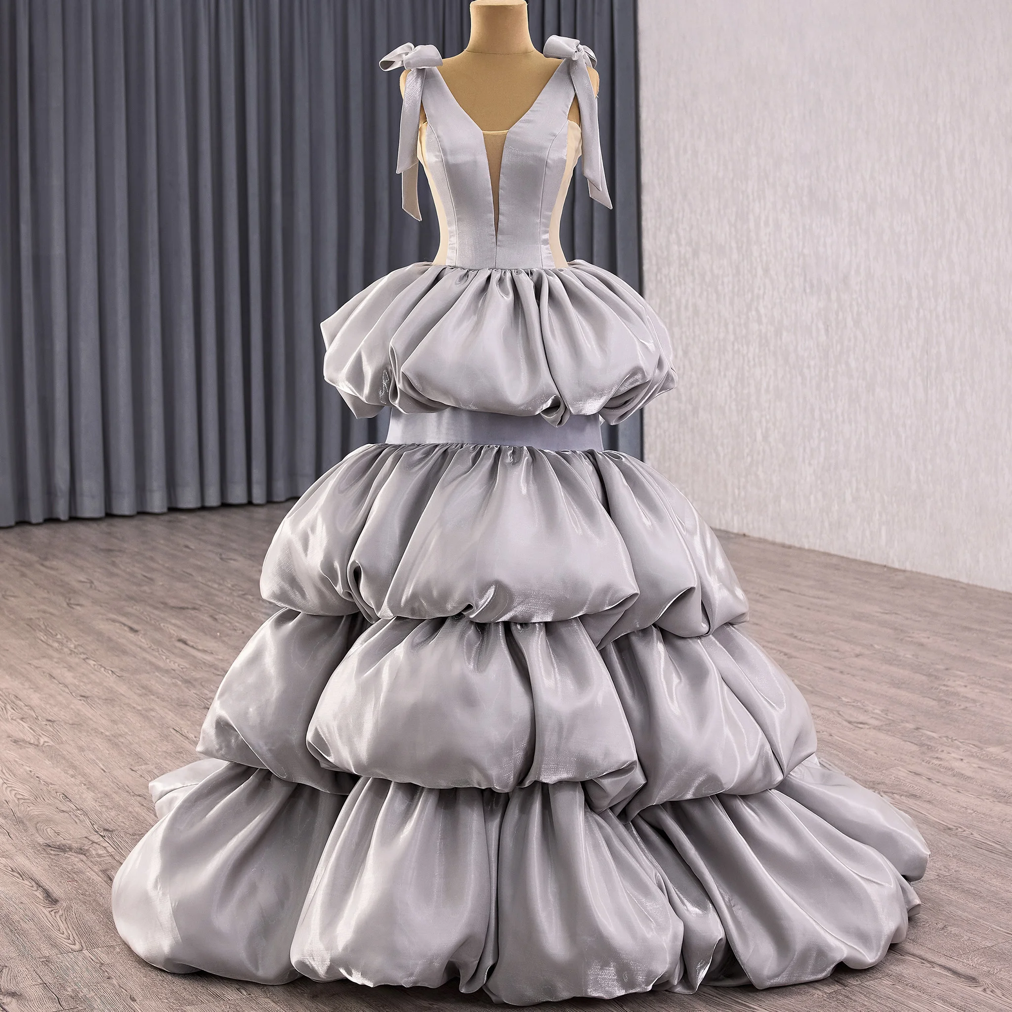 

Высококачественное серое платье для выпускного вечера Rosymae с V-образным вырезом и силуэтом трапециевидной формы с каскадными оборками и открытой спиной для официальных мероприятий