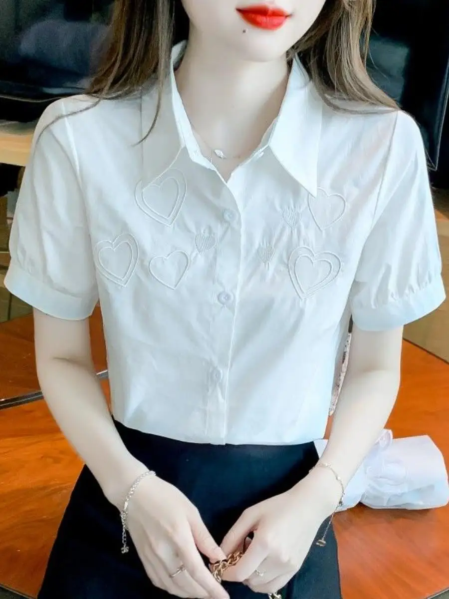 camisa-branca-feminina-elegante-de-verao-2026-com-coracao-bordado-manga-curta-gola-dobravel-e-bolso-para-lenco