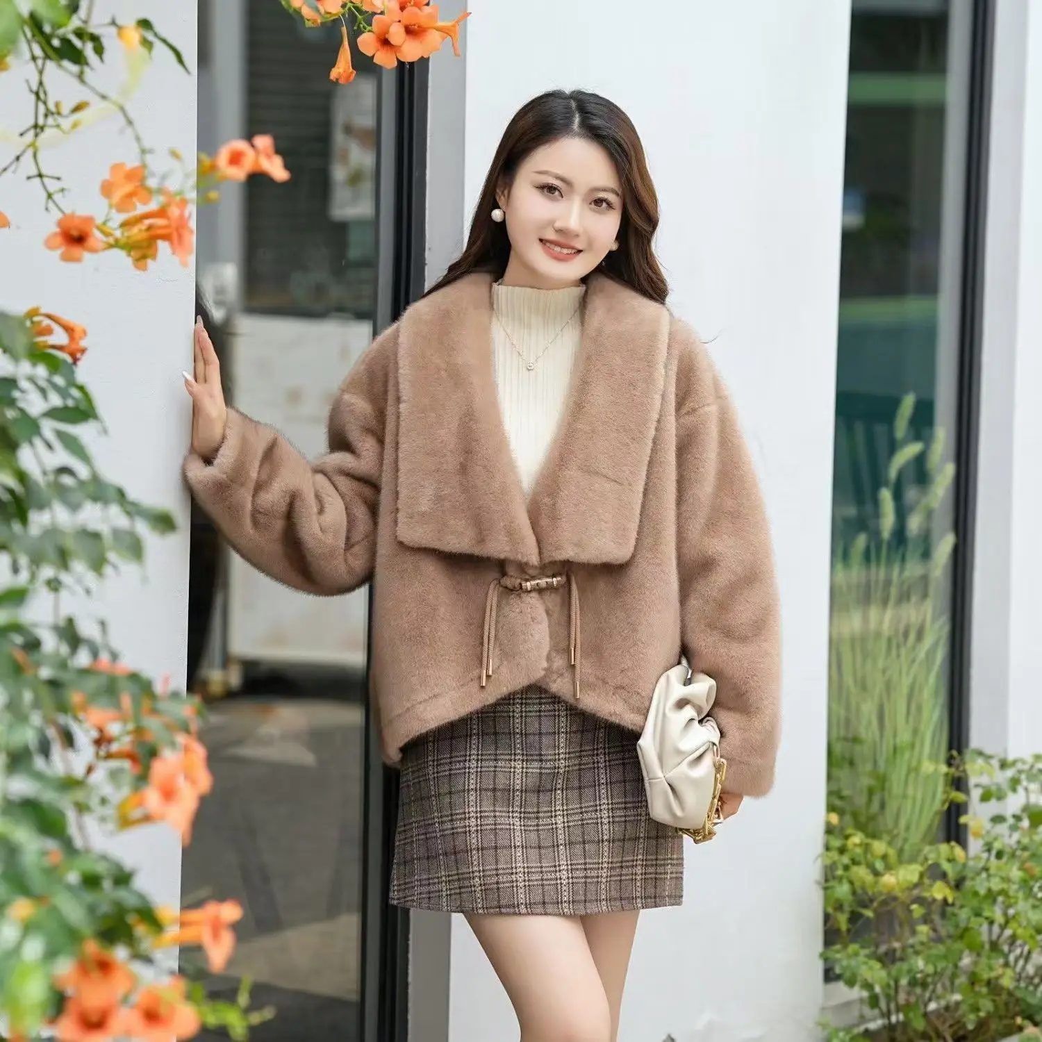 معاطف نسائية من فرو المنك الصناعي لعام 2025 سترات قصيرة متينة بياقة مقلوبة وأكمام طويلة وأربطة سميكة وفضفاضة وأنيقة غير رسمية للخريف والشتاء