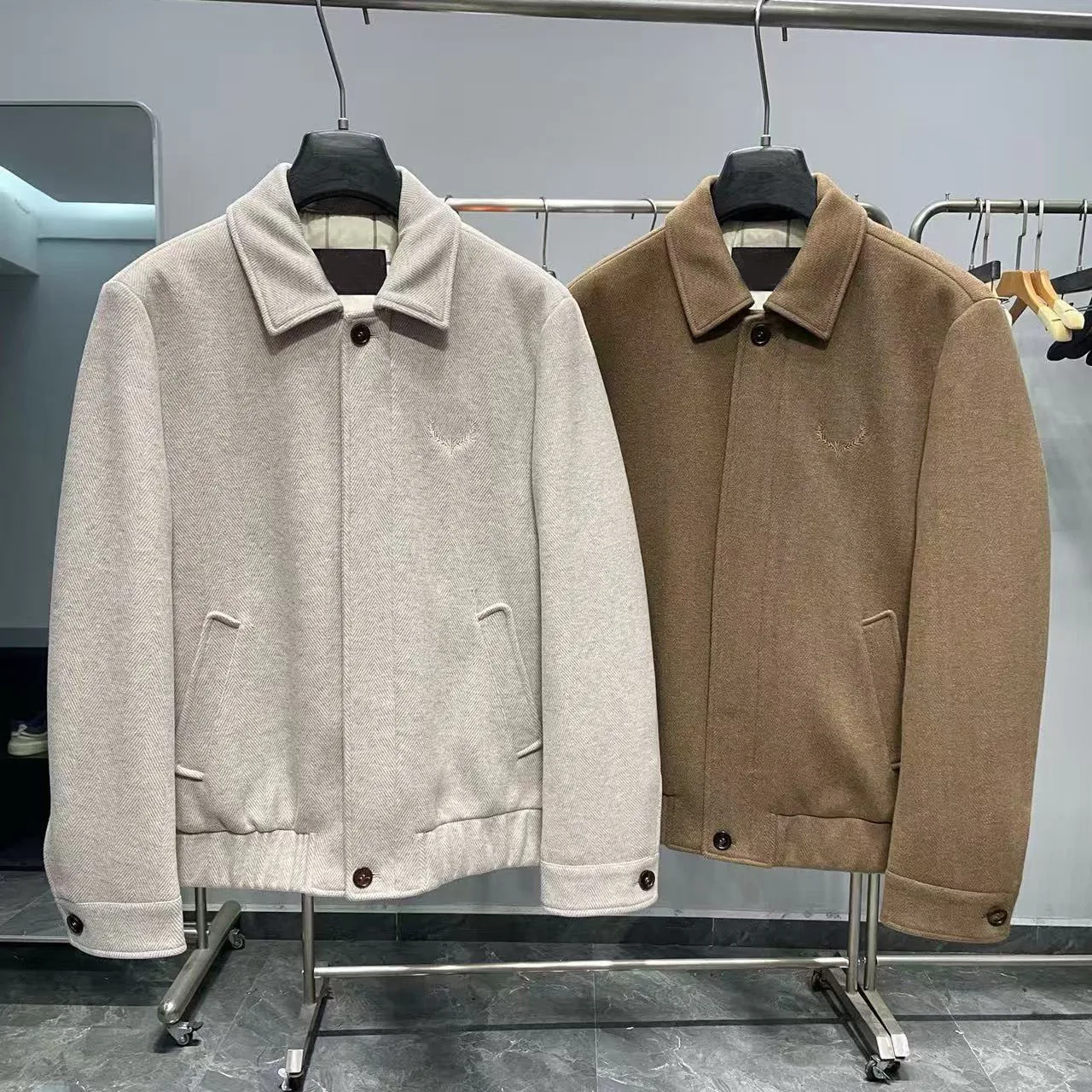 

Итальянский повседневный пуховик с вышивкой LP