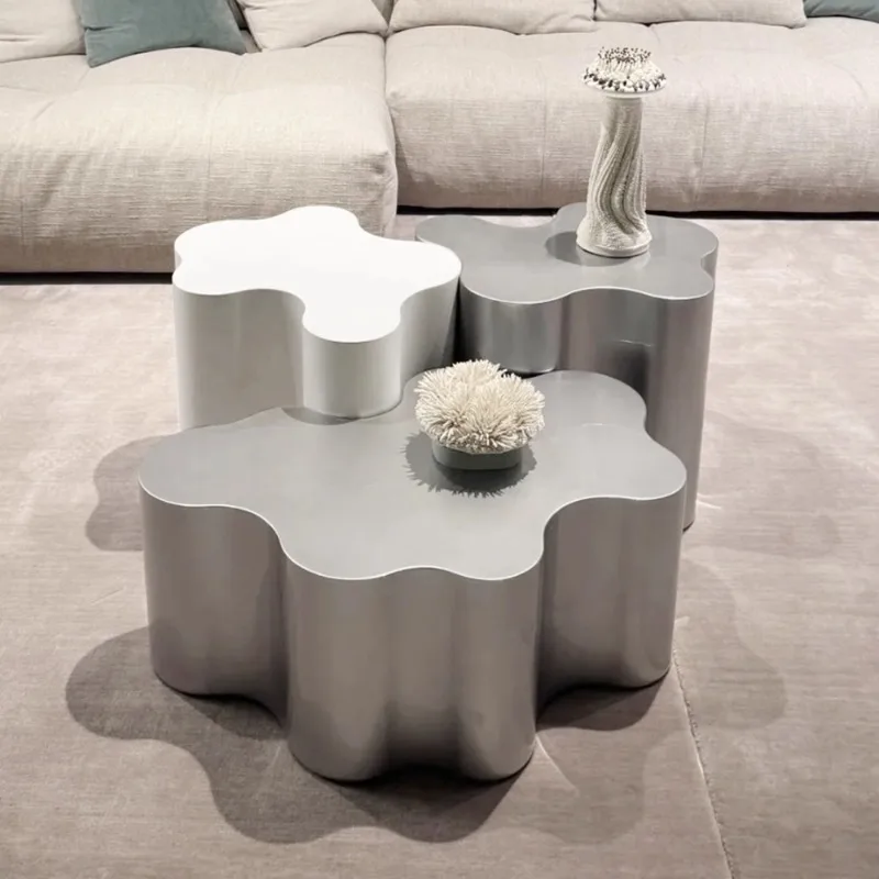 Moderner, speziell geformter Couchtisch aus Edelstahl