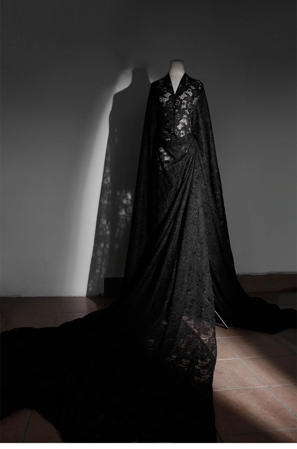 Tessuto di tulle trasparente scavato nero a fiori di fascia alta per il designer di abbigliamento di abiti fai da te