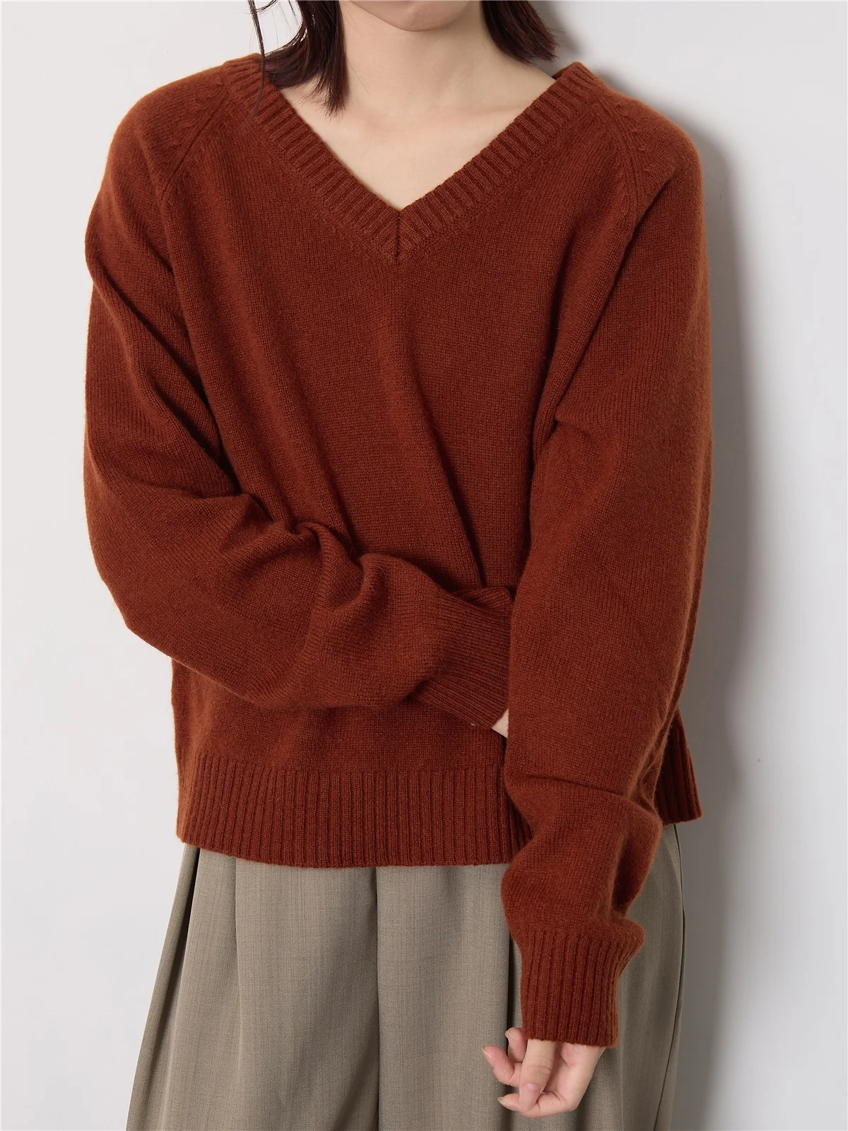 

Свитер из 100% шерсти с V-образным вырезом, свободного кроя, с длинными рукавами, осенне-зимний, однотонный, вязаный, для ношения как под верхнюю одежду, так и под нижнюю, повседневный, удобный, дизайн Neline