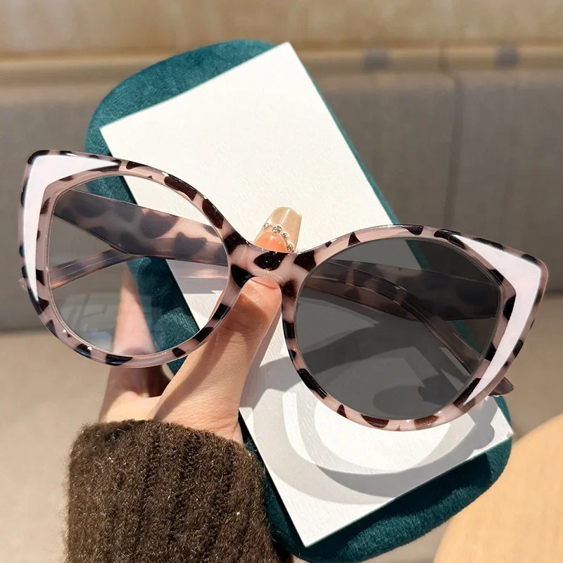 2025 neue modische Cat Eye photochrome Damen-Lesebrille Retro neutral hochwertige Farbblock-Presbyopie-Brille – Detail 3