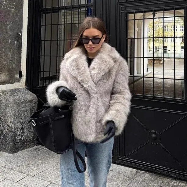 Jesienno-zimowa nowa kurtka damska plus size z futra, zapinana na klamrę, krótka kurtka ze sztucznego futra.