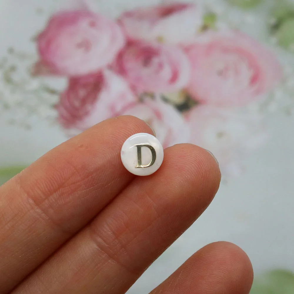 قذيفة المياه العذبة الطبيعية الخرز 5 قطعة 6 مللي متر/8 مللي متر ثقب أفقي مستدير حبة مطبوعة مع الذهب اللون A-Z 26 رسائل للمجوهرات ذاتية الصنع