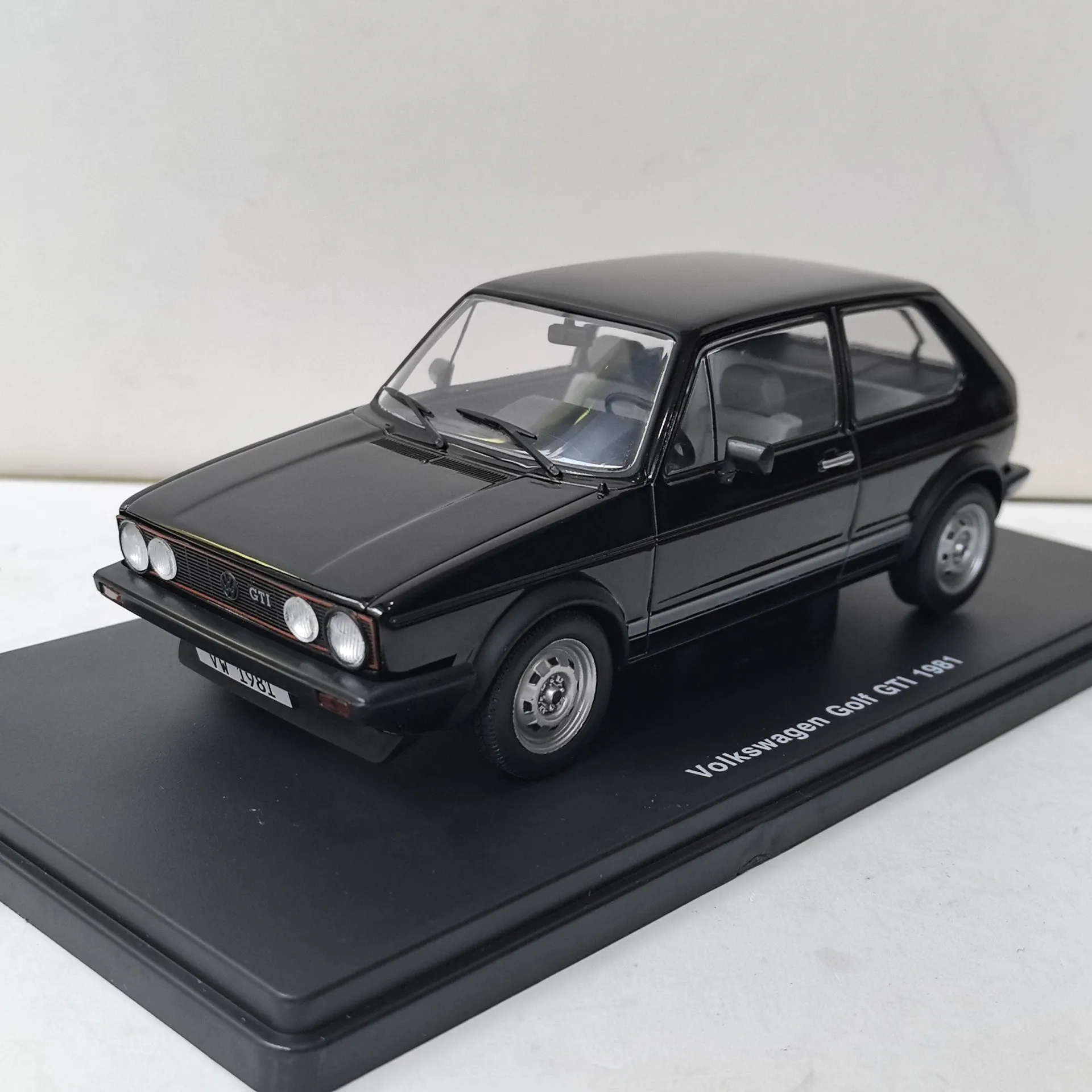 ダイキャスト-1-24-スケールゴルフ-gti-1981-合金車モデルおもちゃグッズ装飾お土産おもちゃの車