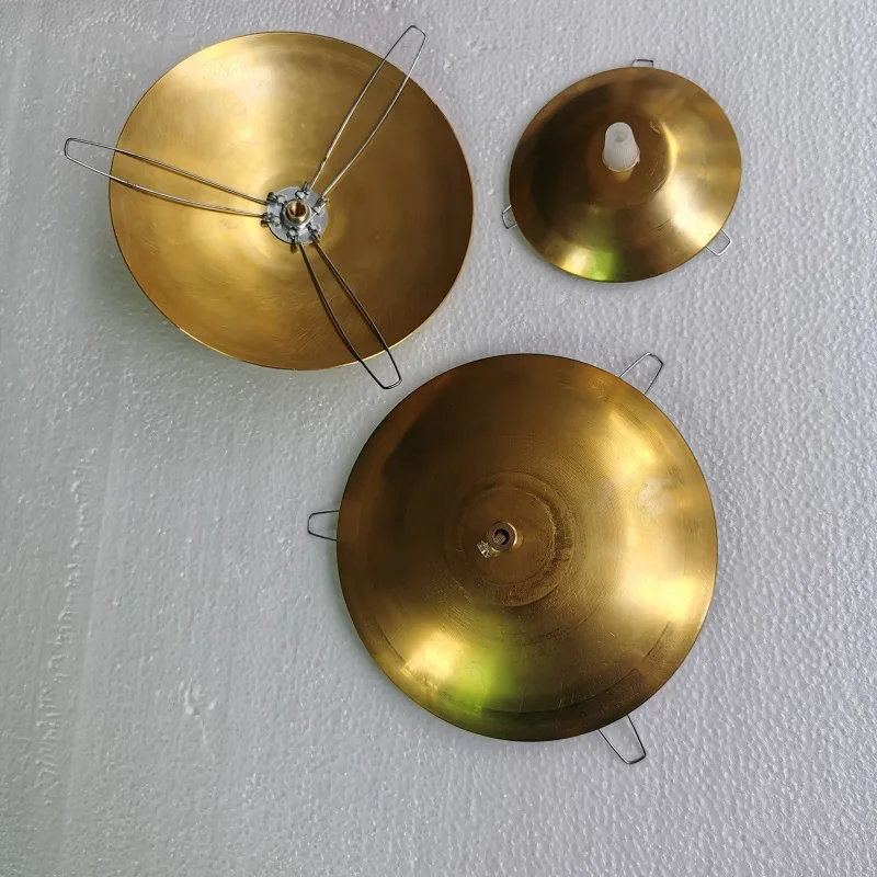 

Brass Cap Flying Saucer Lampshade Tray Arc Cover with 3 Forks Galvanized Fixing Spring Clip 80-180mm Lighting Accessories