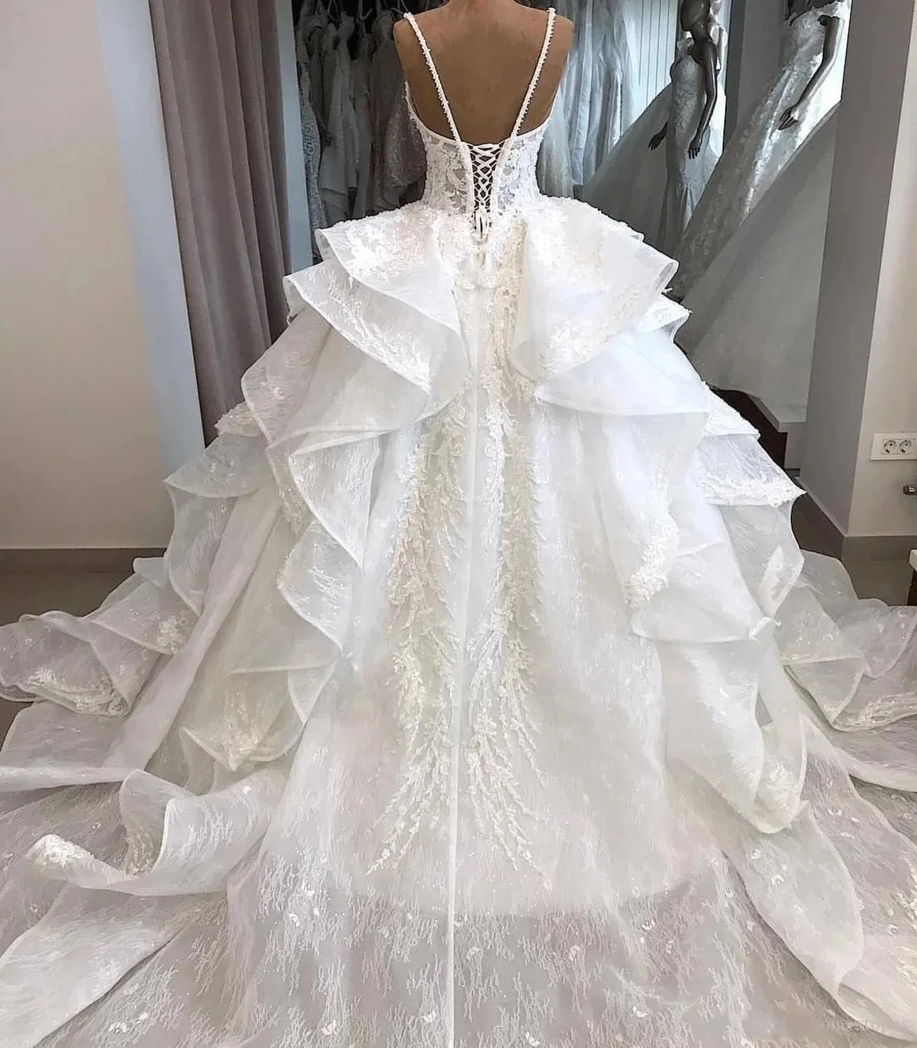 Vestido De Novia elegante con Apliques De encaje, traje con tirantes finos, cuentas y cordones, tren con volantes