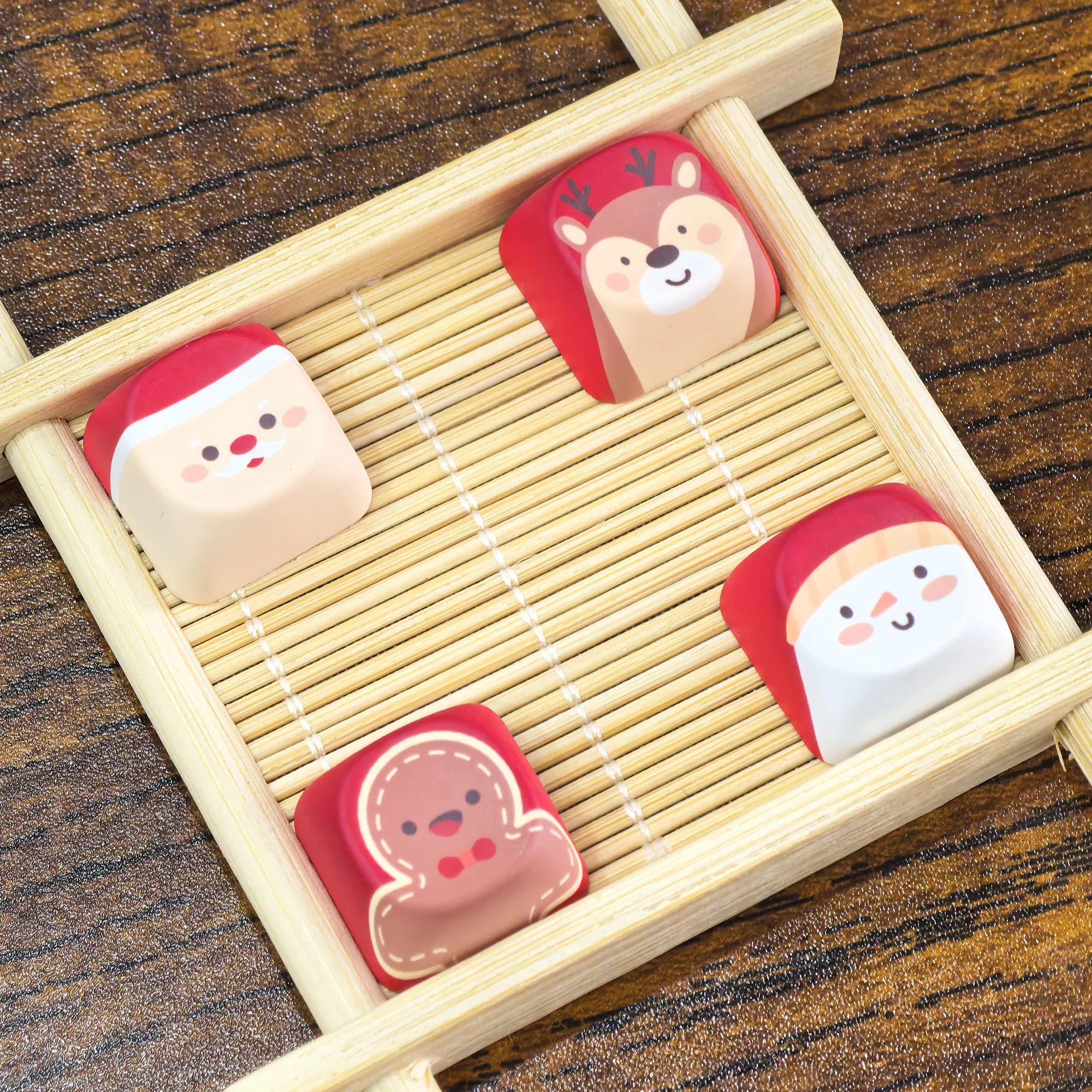 4 Stück Weihnachts-Tastenkappen, Elch, Weihnachtsmann, Schneemann, rot, niedlich, zusätzlicher Schlüssel, Richtungstaste, DIY, personalisierte Tastatur-Tastenkappen