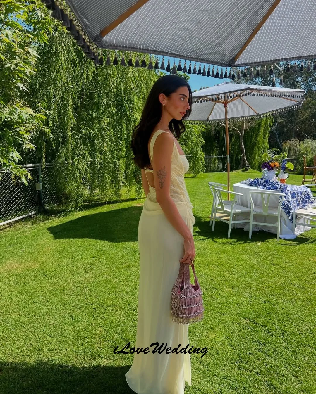 Vestidos de fiesta blancos sin mangas elegantes, vestido de fiesta de satén para mujer, vestidos de noche fruncidos sexys de encaje recortado de sirena personalizados 2025