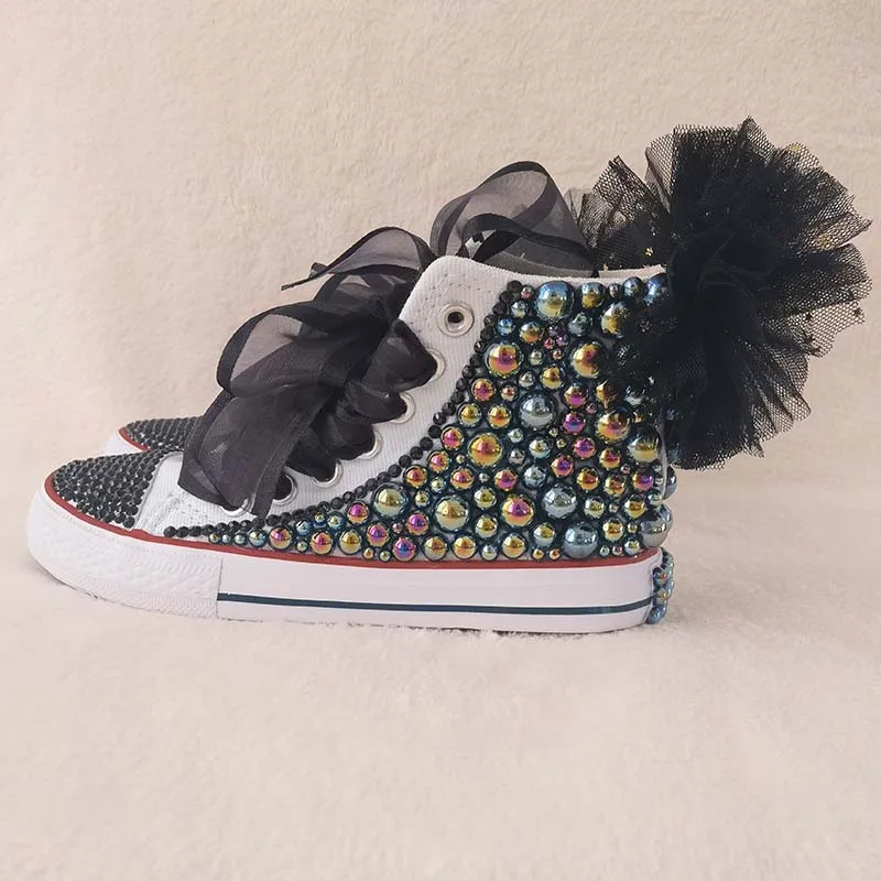 Zapatos de lona con flores de malla negra para niña, zapatos personalizados, regalo de fiesta de cumpleaños, zapatillas de deporte con perlas y pompones ostentosas hechas a mano