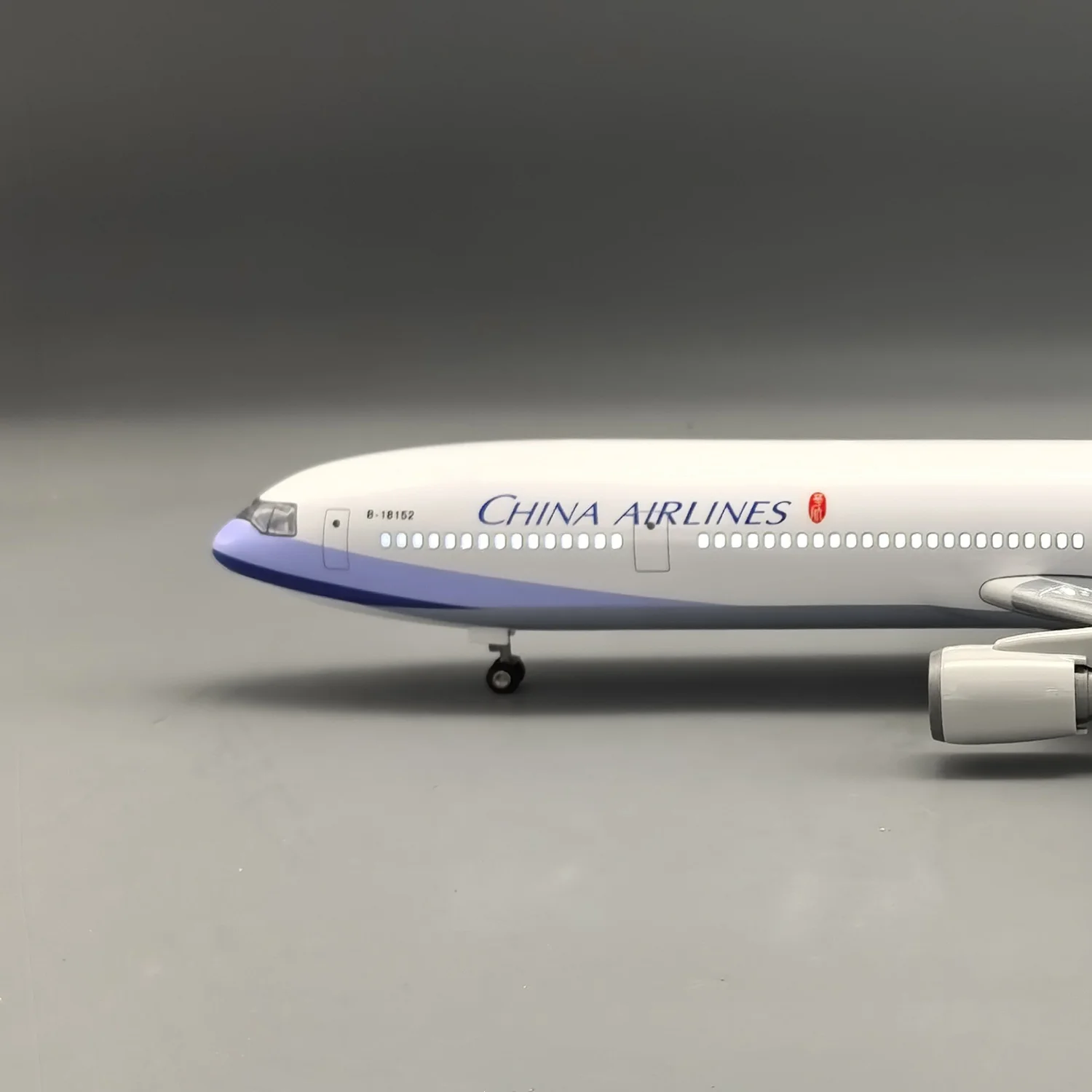 47cm 1:130 Scale Model Airplane China Airlines MD11 Resin Aircraft Diecast Plane Kit With Induction Lamp & Stand Desk Decoration
