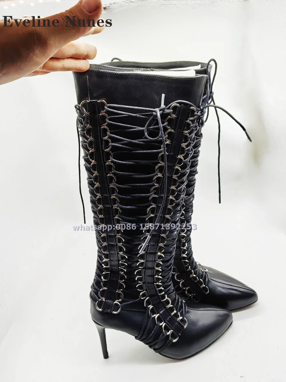 รองเท้าบูทส้นเข็มปลายแหลมสีดำลายกากบาท แต่งซิปด้านข้าง ไซส์ใหญ่ สไตล์โมเดิร์น พังก์ แต่งผ้าต่อผ้า ปี 2024