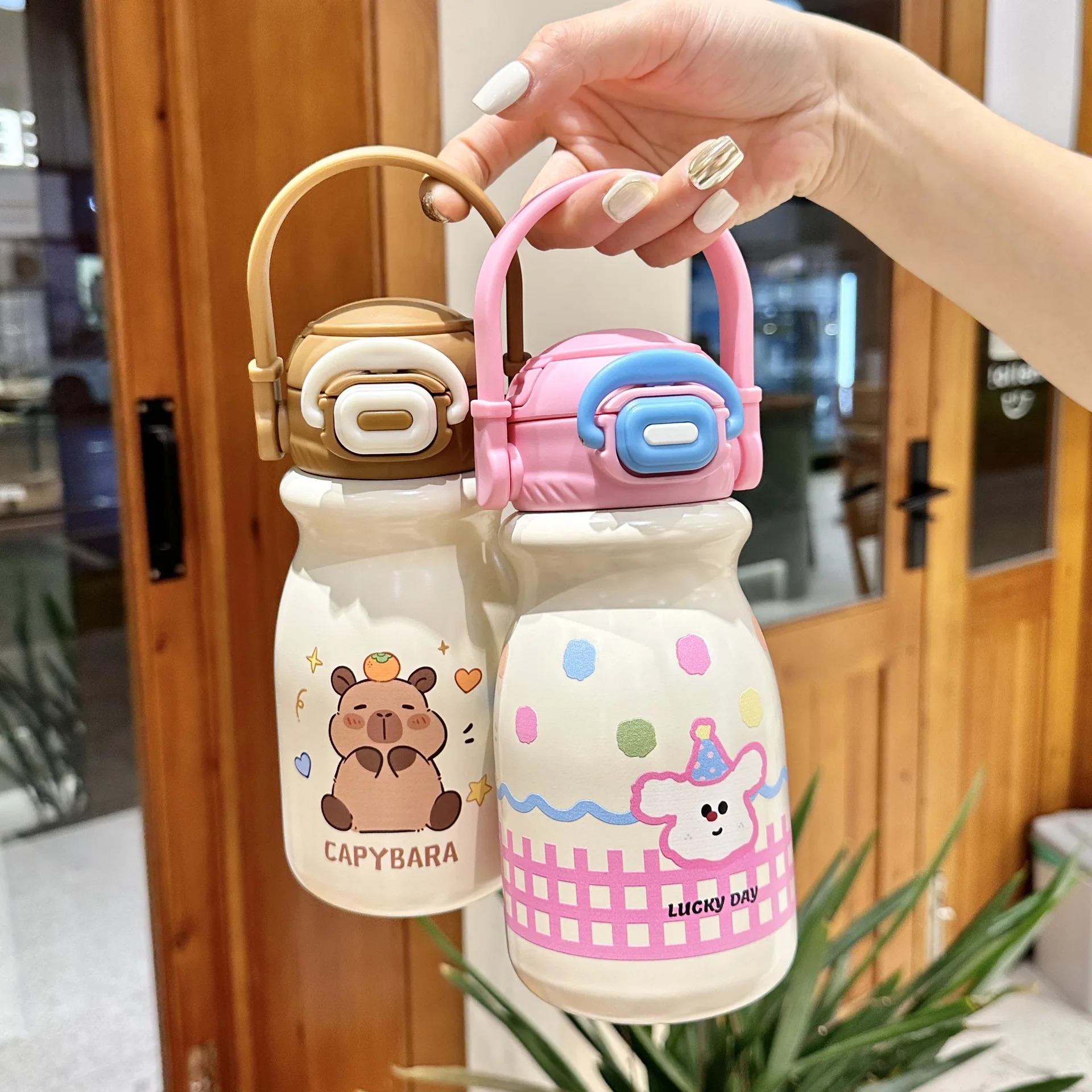 Przenośna butelka na wodę ze słomką Capybara z antypoślizgową podstawką, termos próżniowy ze stali nierdzewnej 316 zapobiegający oparzeniom, do bezpośredniego picia.