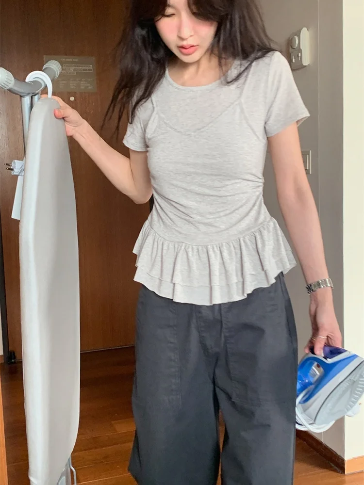 เสื้อยืดทรงสลิมฟิตหรือเสื้อยืดสไตล์เกาหลี ดีไซน์เก๋ ดูเหมือนสองชิ้นจริงๆ แต่เป็นผ้าลูกไม้ที่ชายกระโปรง กระโปรงสั้น ช่วยเก็บหน้าท้อง