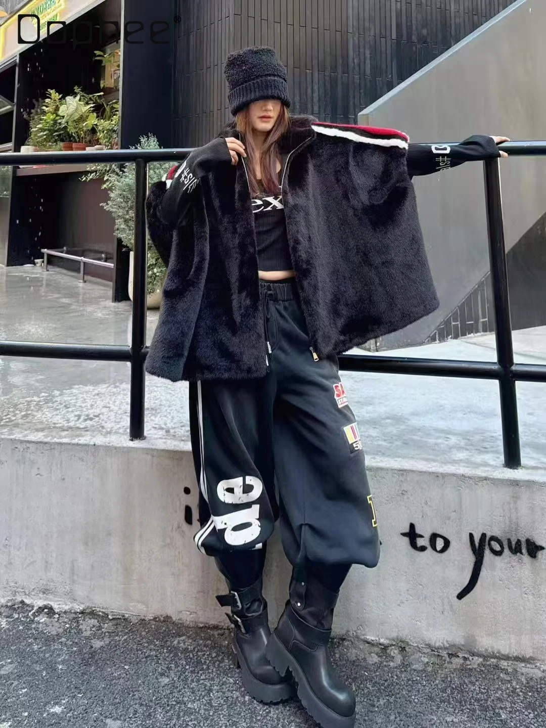 معطف فرو صناعي على الطراز الأوروبي للنساء لشتاء 2025 سترة جديدة فضفاضة على طراز الرأس بأكمام محبوكة سترة عصرية للنساء #1