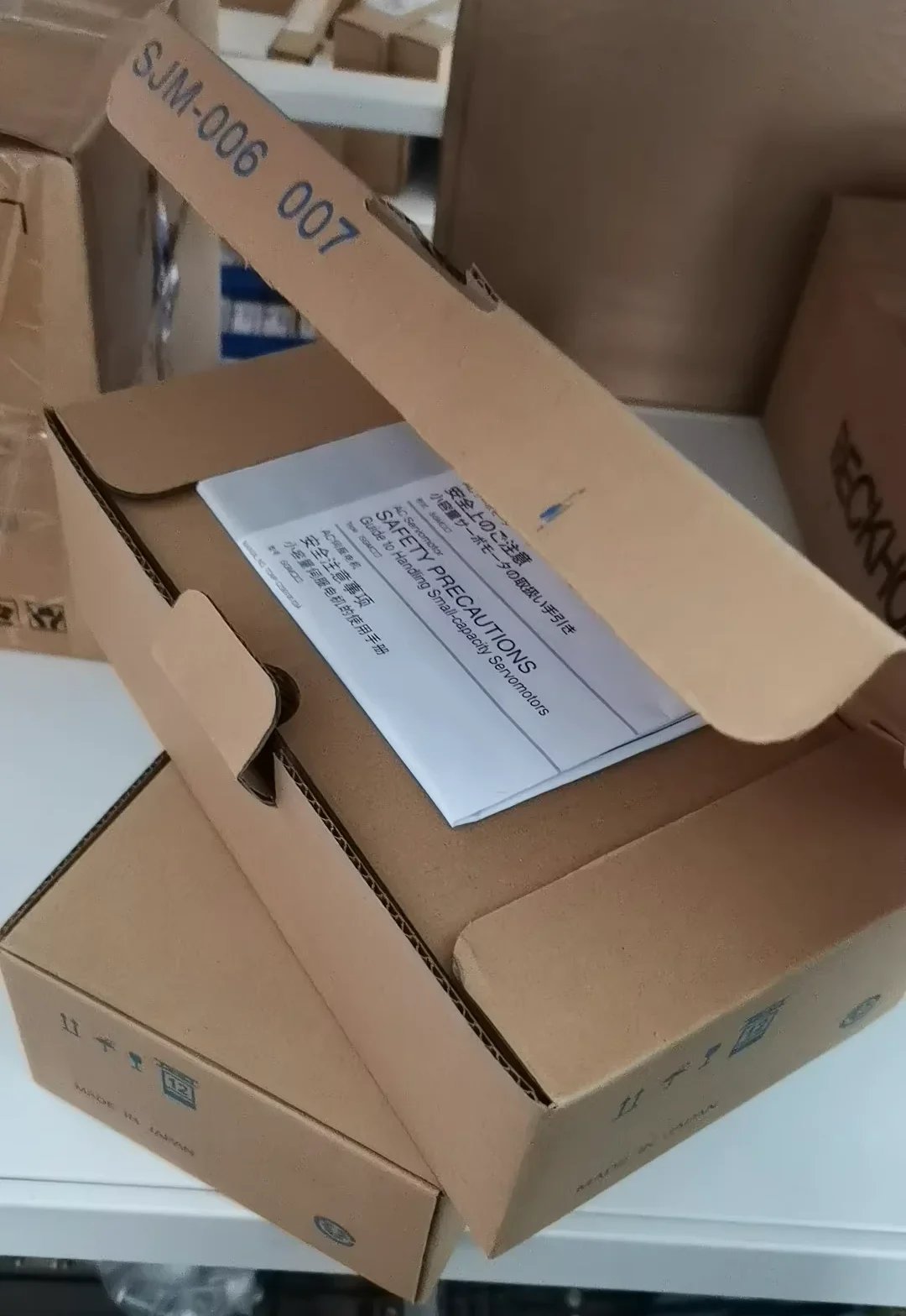 

SGMJV-02AAA2S Brand New Servo Motor Original Genuine，Fast shipping，SGMJV 02AAA2S