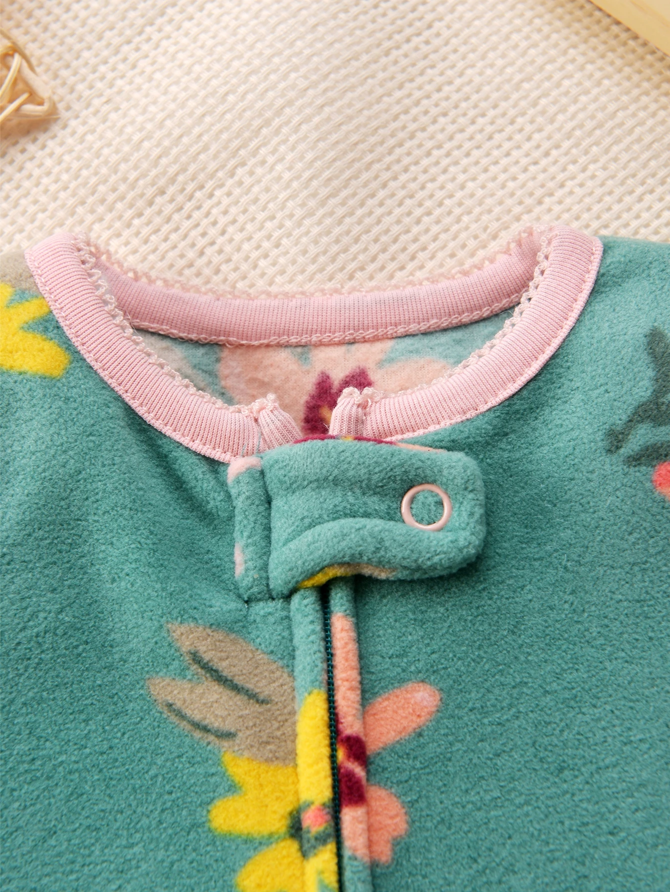 Baby-Mädchen Strampler aus Polarfleece mit Stern-, Blumen- und Tupfenmuster, Cartoon-Stickerei, Füße, Zwei-Wege-Reißverschluss, Warmer Einteiler für Herbst und Winter – Detail 6