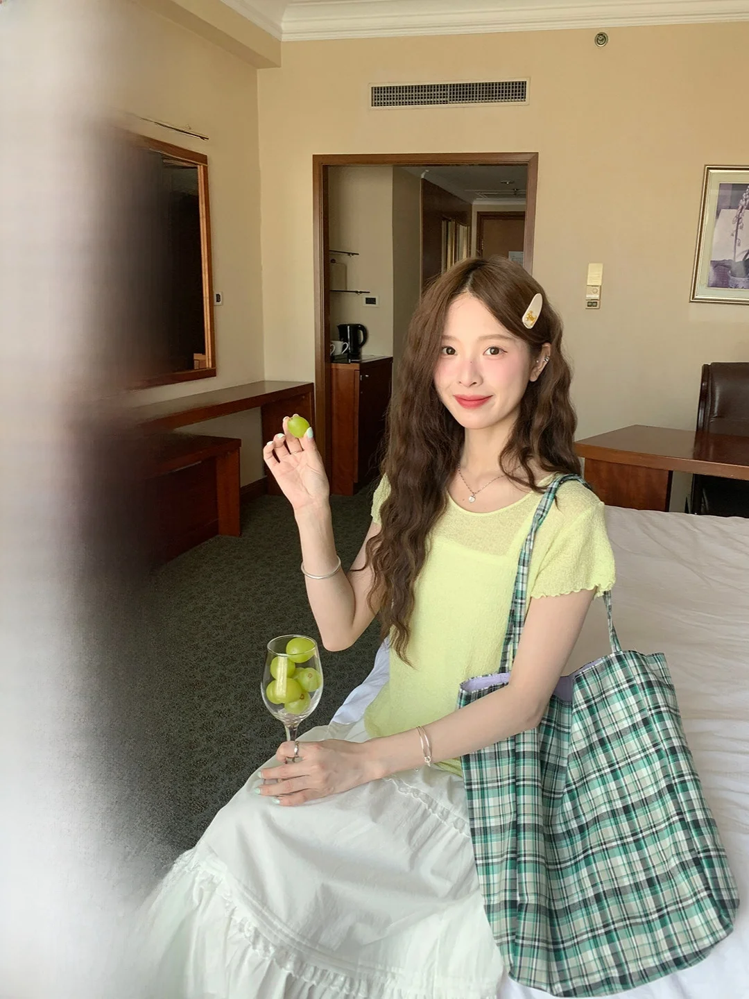 

Однотонный вязаный топ с короткими рукавами и рюшами под дерево, универсальная модная женская рубашка в корейском стиле, стройнящая фигуру