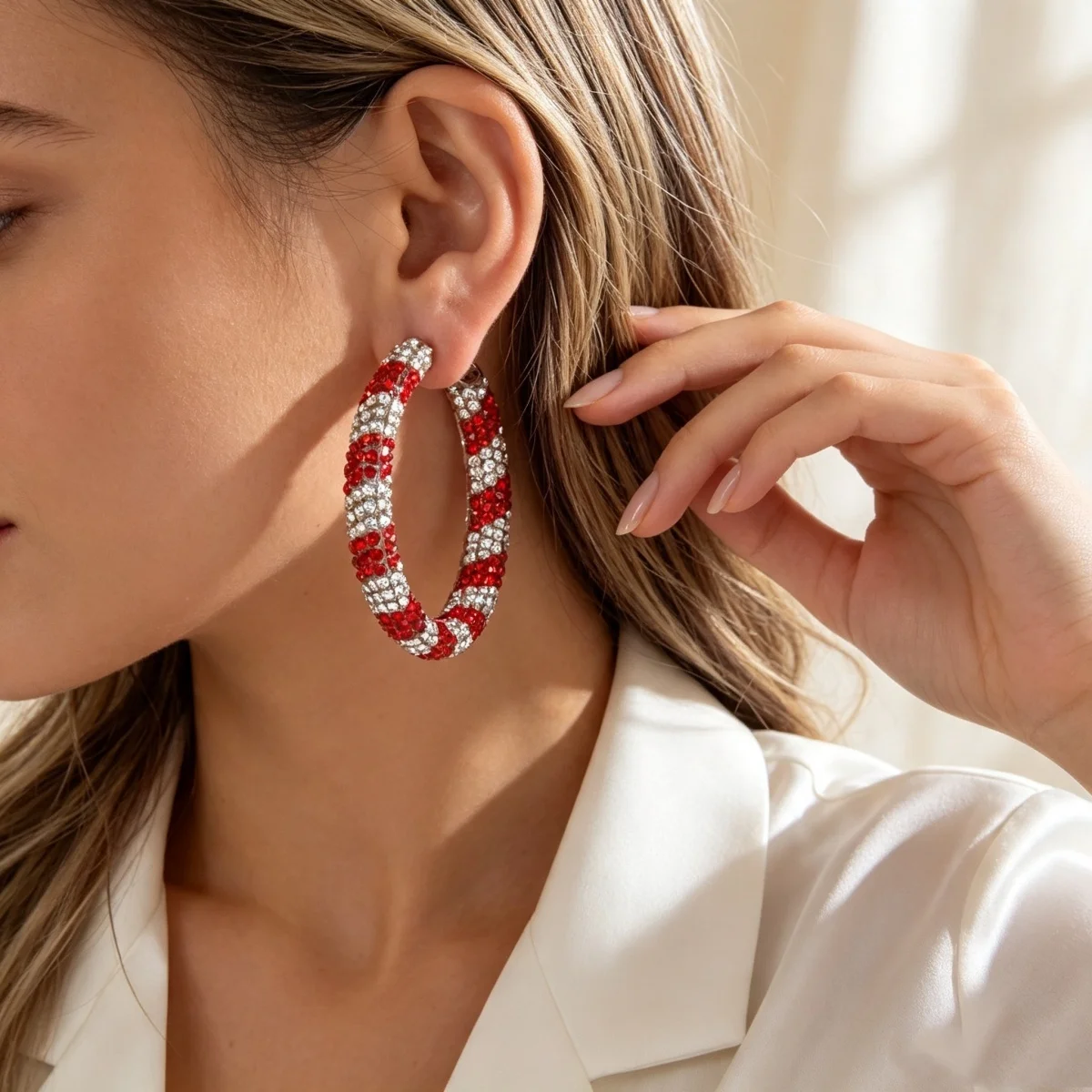 Weihnachtliche Vollrot-Weiß-Strass-Zuckerstangen-Creolen für Damen, Glänzende Gedrehte Streifen-Kreis-Ohrringe Schmuck – Detail 10