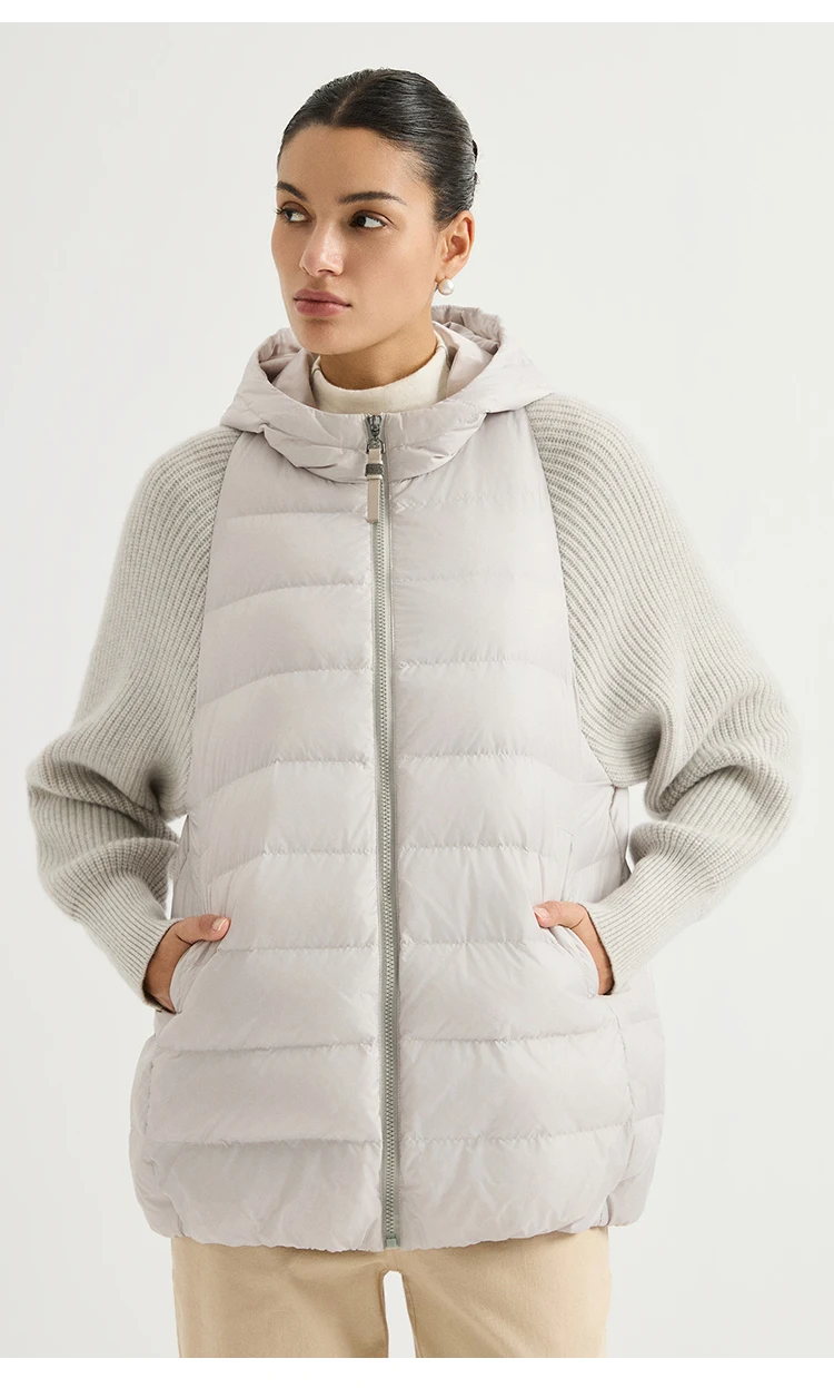 BY4621558 Damen Kapuzen-Daunenjacke mit Kaschmir-Strickärmeln, Waffelstrick, Kettenreißverschluss, Old Money Eleganz für den Winter – Detail 5