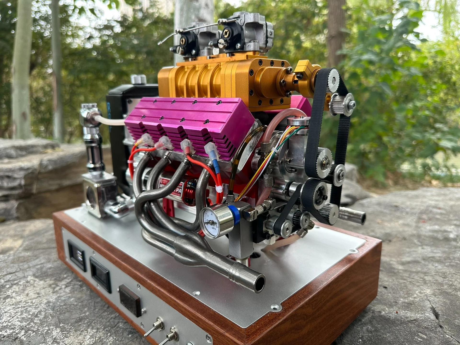 Mainan Model Fisik Mesin Karburator Kembar Bensin V8 Dimodifikasi dengan Sistem Pengapian CDI