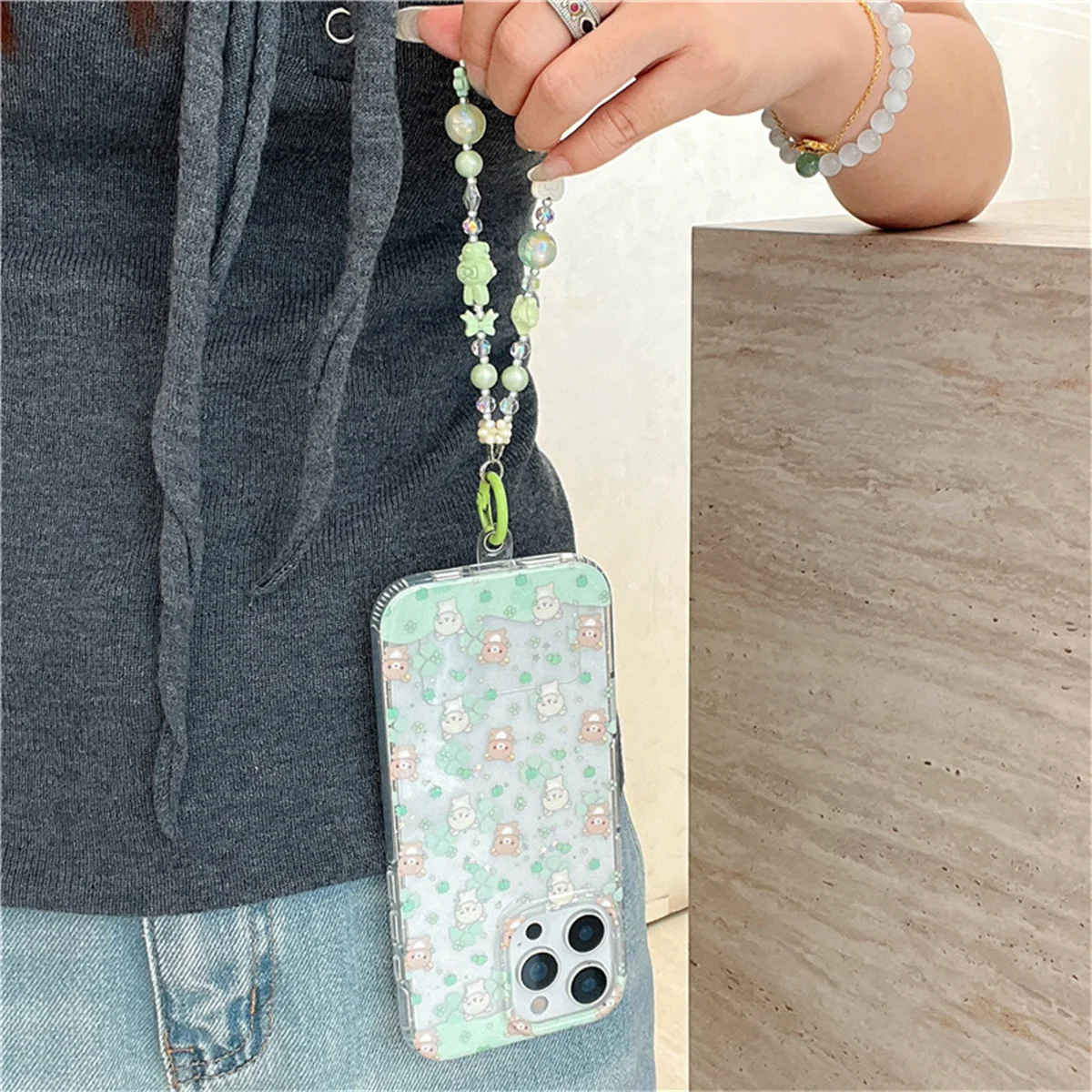 Funda de teléfono con oso de dibujos animados para iPhone 16 Pro 14 15 Pro Max, funda trasera con cadena de mano, Fundas protectoras a prueba de golpes