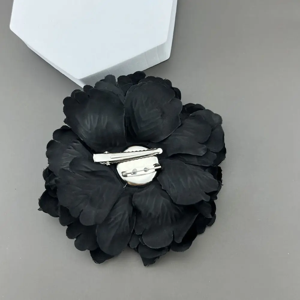 Broche de flores de tela para hombre y mujer, alfiler de abrigo de suéter blanco y negro hecho a mano, accesorios de ropa de moda, 12CM, nuevo