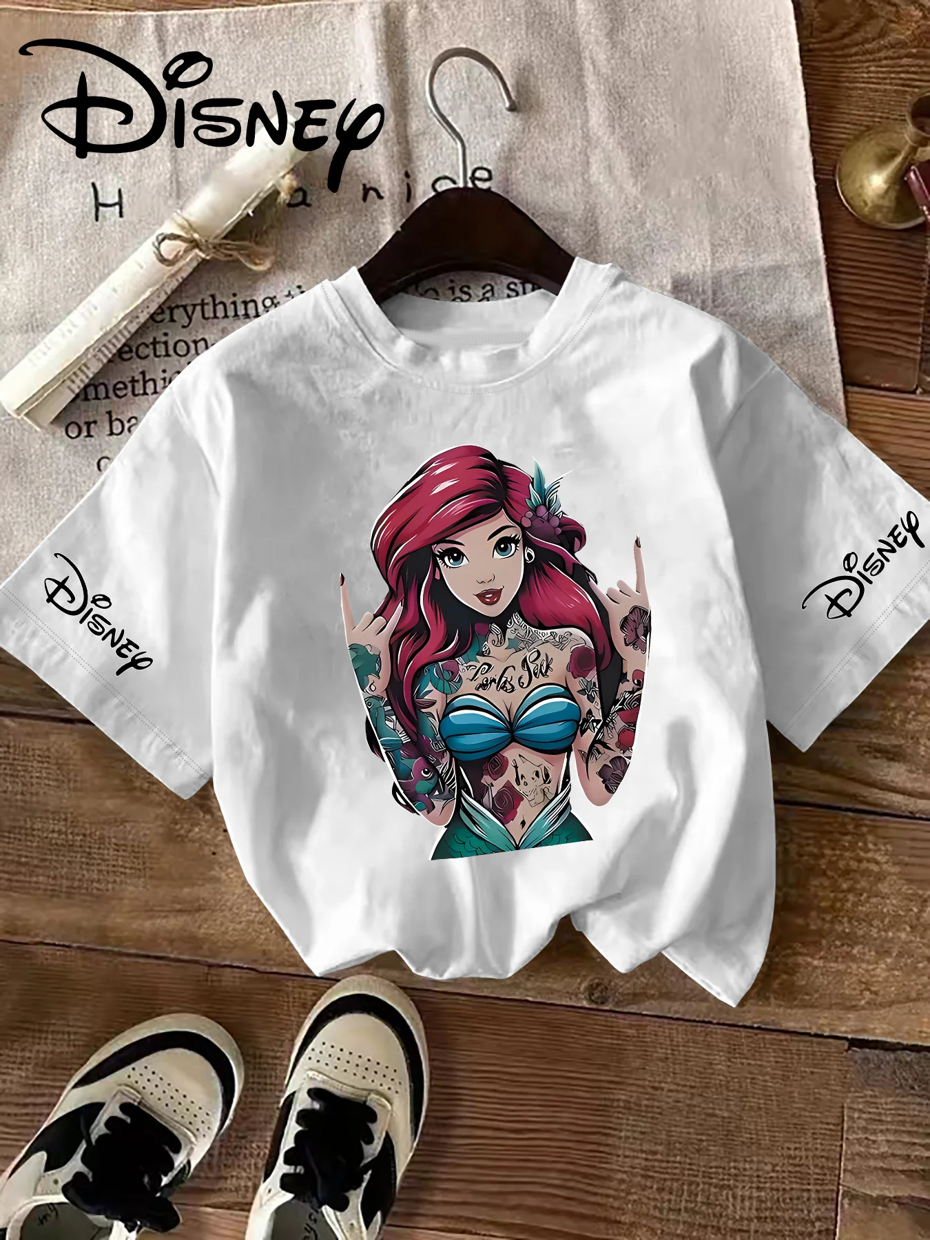 

Новая летняя женская футболка с короткими рукавами и мультяшным изображением Русалочки Ариэль в стиле тату от Disney