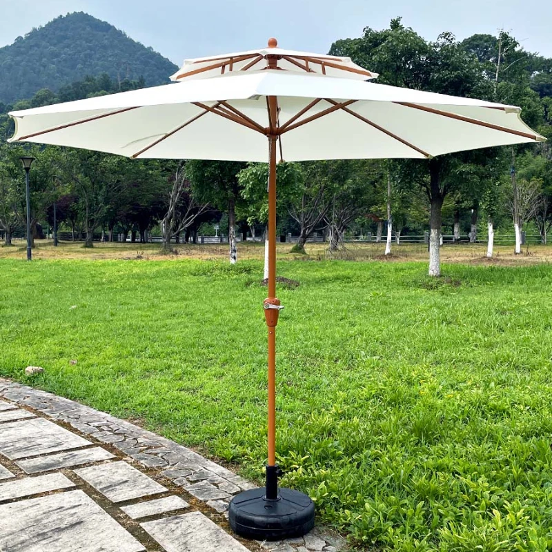 

Outdoor sunshade umbrellas are displayed on half of the outdoor courtyard garden, with sun umbrellas on the side.