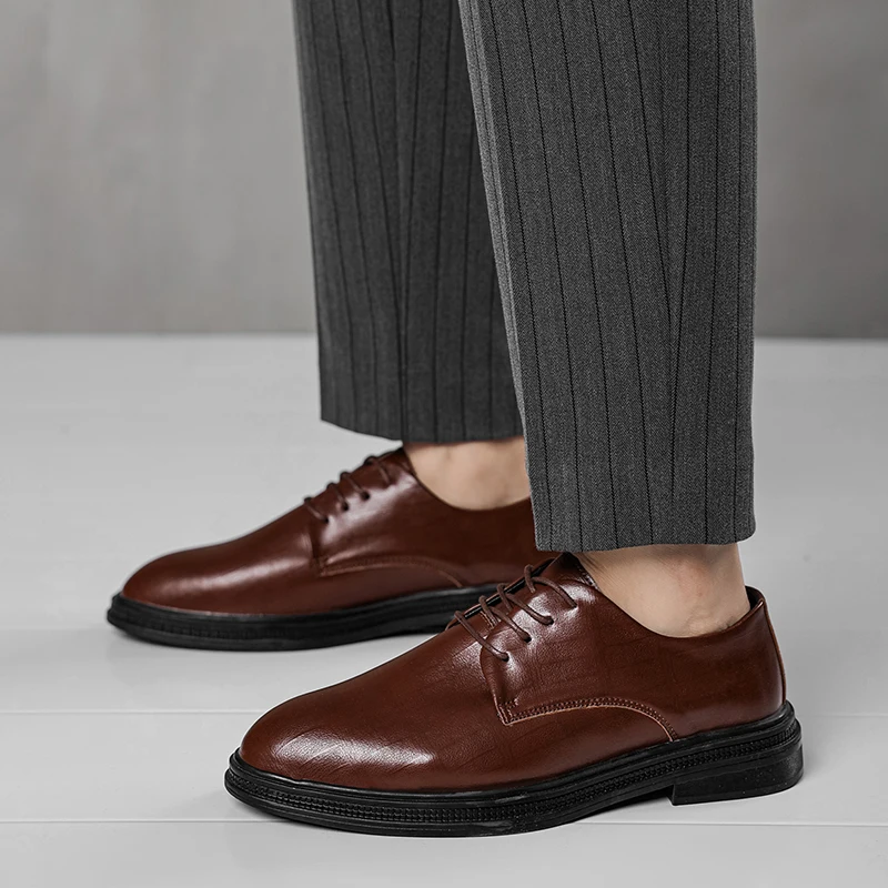 Zapatos de cuero negro para hombre, calzado Formal de negocios con cordones, estilo británico, antideslizante, cómodos, para boda, Primavera, 2024