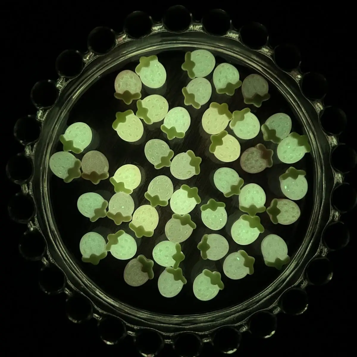 30 sztuk nowe kreatywne lodowe przezroczyste truskawkowe zawieszki do paznokci Luminous kolorowe urocze wiśniowe żywiczne ozdoby do paznokci DIY paznokcie