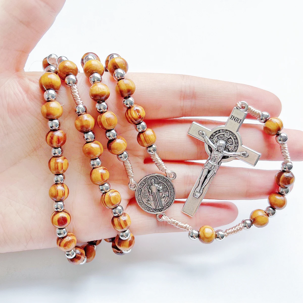 1 Stück/Set Holzperlen-Halskette aus Kiefernholz mit Benediktusmedaille und handgefertigtem Gebet für die katholische Kirche von Jesus Christus