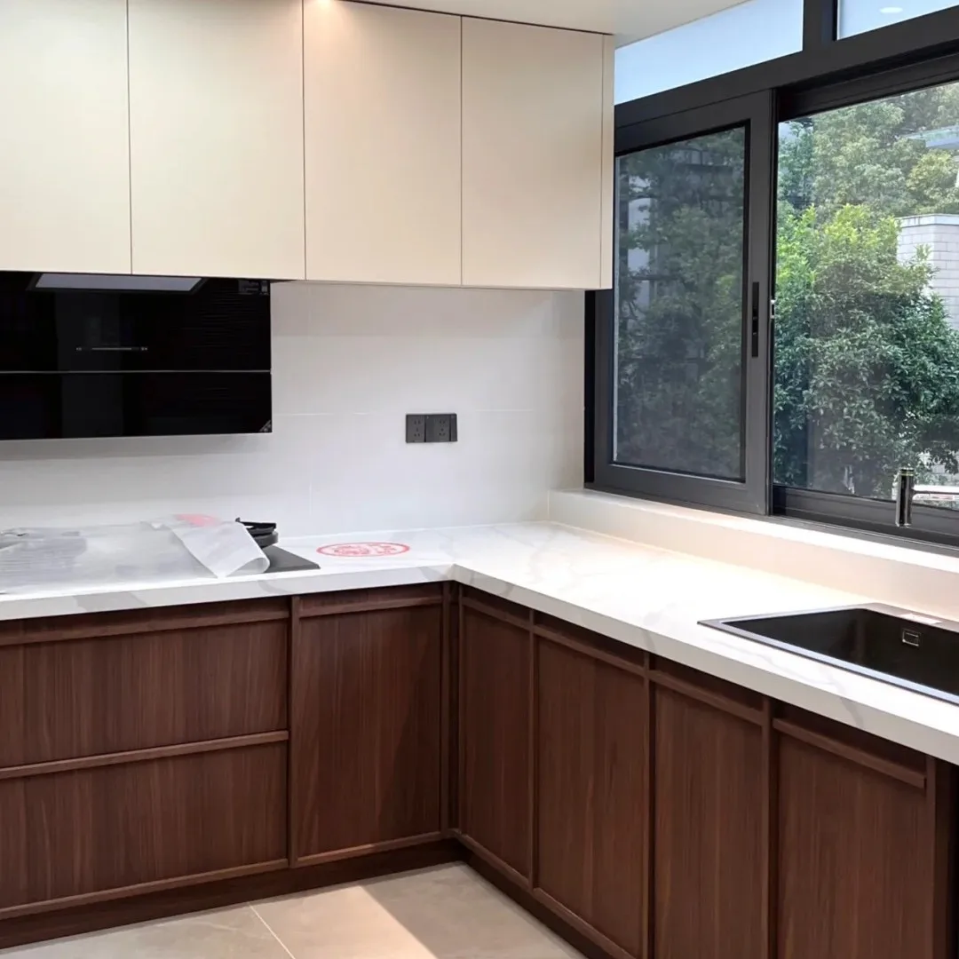 %Modern Kitchen Skeleton Door High-End Pine Wood Customizable Kitchen Cabinets Wheels Water Resistant