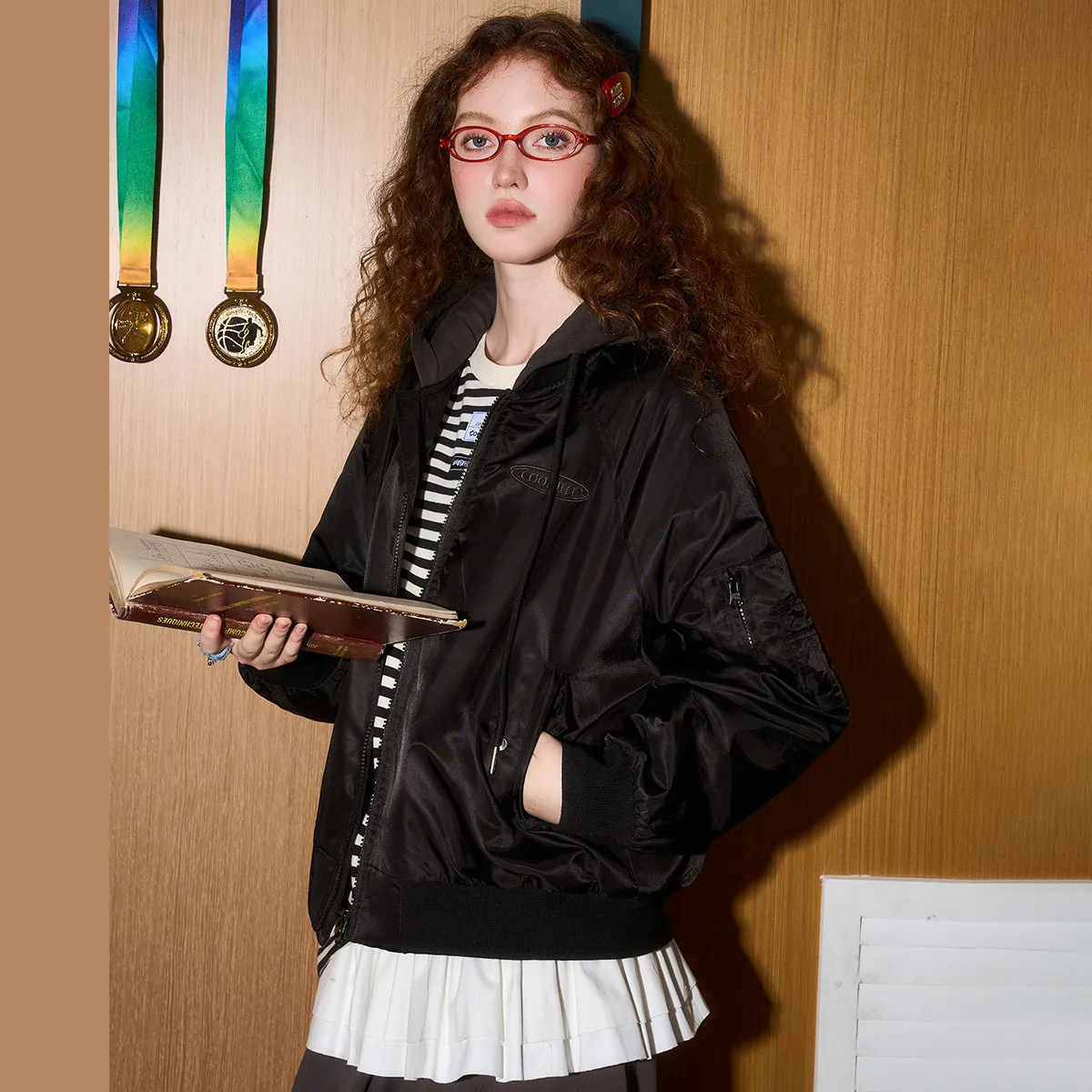 الشتاء المرأة Bomber سترة مقنعين الطيران القطن معطف مبطّن البيسبول طوق سترة الشارع الشهير فضفاضة تناسب ملابس خارجية متعددة الاستخدامات