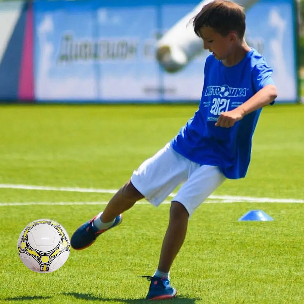 Bola Sepak Profesional Untuk Meningkatkan Rasa Kaki Latihan Sepak Bola Elastisitas Luar Biasa Luar Ruangan berwarna kuning