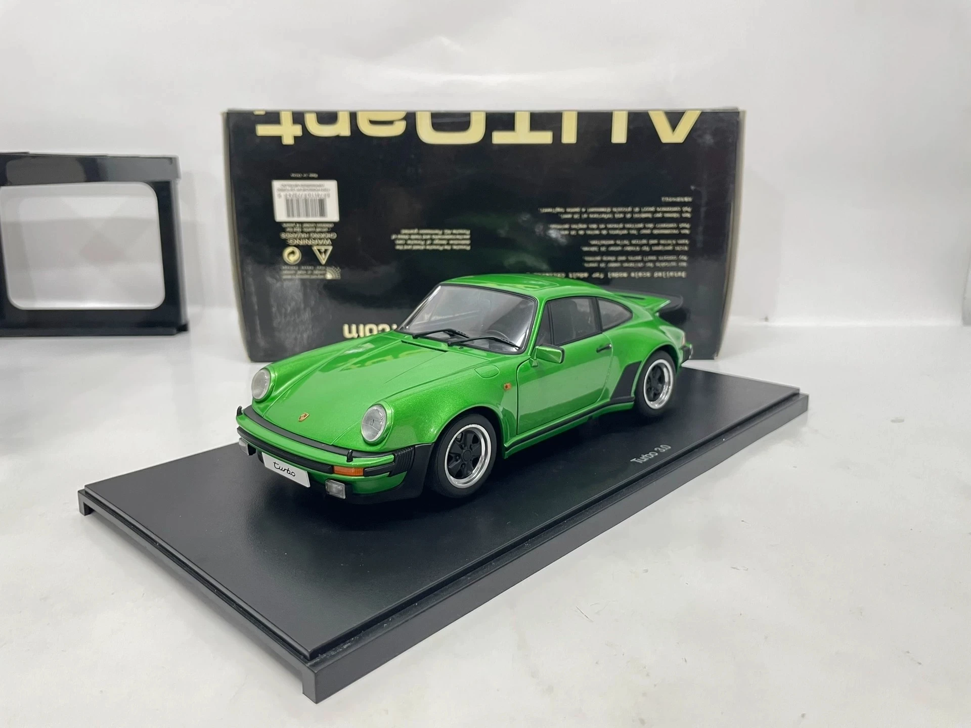 Autoart 1:18 930 Turbo 3.0 Green Simulation Limited Edition All Open Alloy Metal Static Car Model Toy Gift