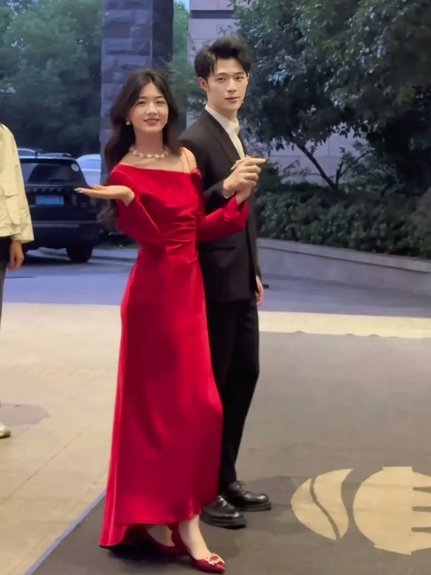 

Элегантное красное платье в китайском стиле для помолвки, нарядное платье с открытыми плечами для свадебной вечеринки, выступлений и других торжественных мероприятий.