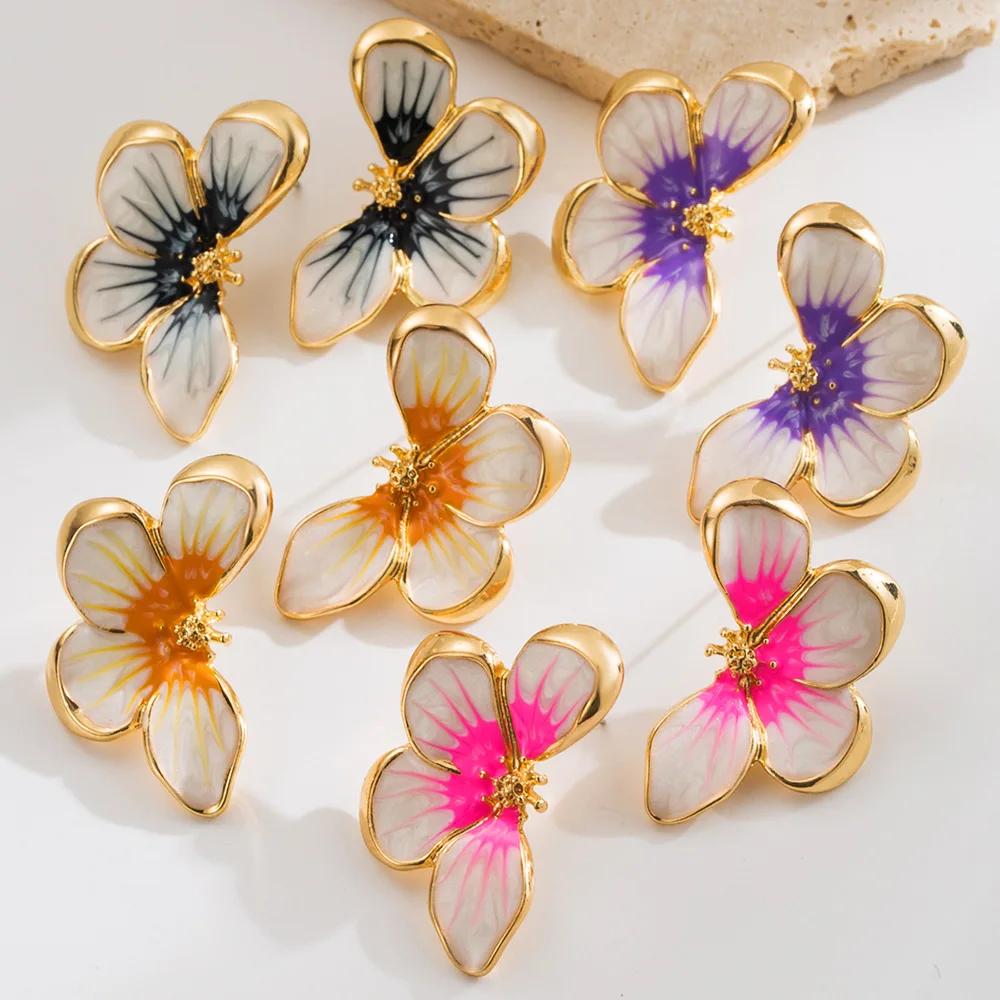 O novo estilo barroco que resgata os costumes antigos é um brinco de flor pequena, um brinco simples e moderno.