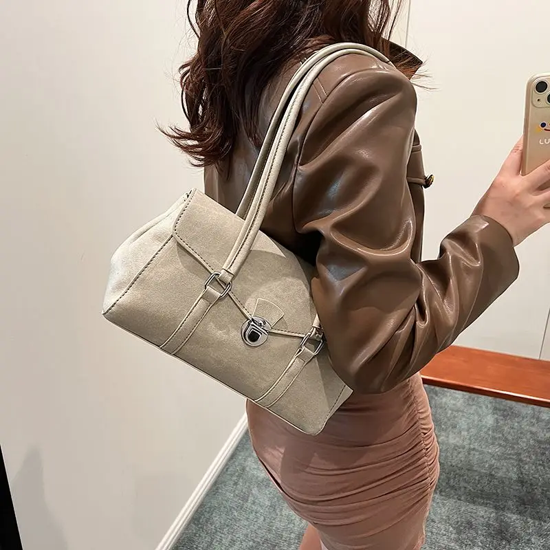 

Small Niche Design Hong Kong Style Retro and High-end Large Capacity Fashionable Commuting Shoulder Bag Lazy Style Handbag