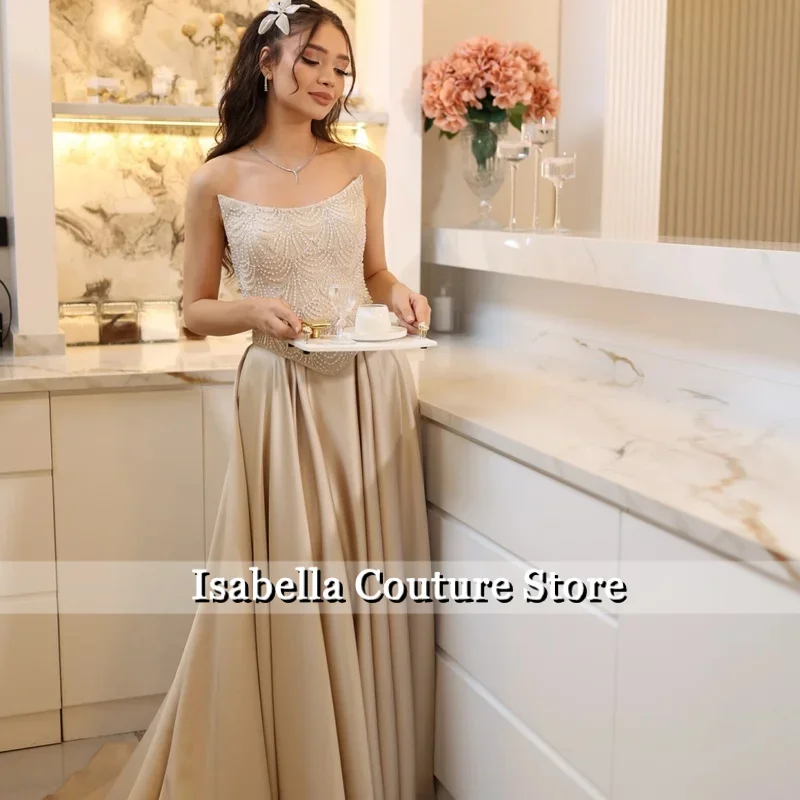 Suknia wieczorowa do ziemi, elegancka, z satyny, zdobiona perłami, z kwadratowym dekoltem i szarfą, szyta na miarę, w stylu capelet, idealna na formalne okazje.