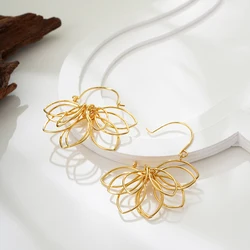 Charm Oversize Metal Flower Shape Hoop Earrings 18K Gold Plated Waterproof PVD Huggie Ear Buckle Vintage Jewelry Gift Wholesale