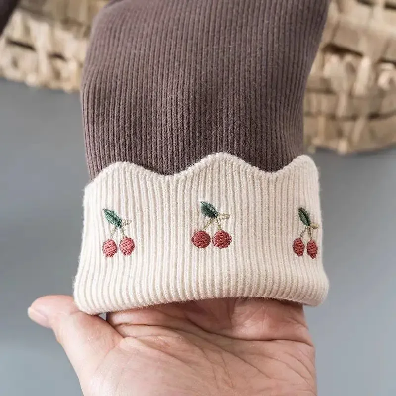 2026 Neue Herbst-Winter-Kinderleggings, Niedliche Kinderhosen mit Kirsch-Stickerei, Kinderhosen mit Fleece-Futter und Schlaghosen-Schnitt – Detail 24